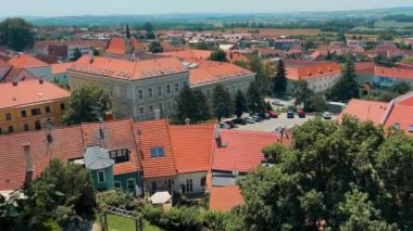 Çek Cumhuriyeti 'nin kırmızı çatıları üzerinde güneşli bir yaz gününde Moravya Yarımadası' ndaki Mikulov Kalesi 'nden görüntü. Yüksek kalite 4k görüntü