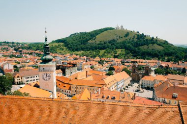 Mikulov na Moravian kasabasındaki kulenin ve kutsal tepenin manzarası. Yüksek kalite fotoğraf