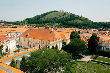 Mikulov 'daki kaleden şehre ve parka panoramik bir manzara. Yüksek kalite fotoğraf