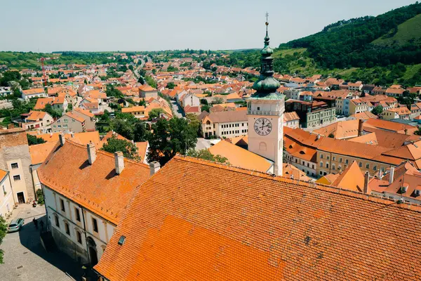 Mikulov na Moravian kasabasındaki kırmızı çatı ve kulelerin manzarası. Yüksek kalite fotoğraf