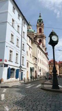 Prag 'da sokakta eski bir araba. Yüksek kalite 4k görüntü