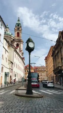 Prag 'ın eski kasabasındaki yeni Skoda tramvayı. Yüksek kalite 4k görüntü