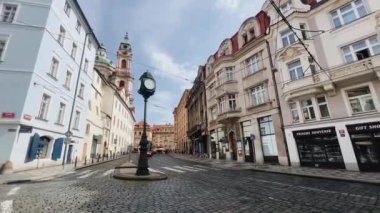 Prag 'ın eski güneşli günlerinde tramvayda. Yüksek kalite 4k görüntü