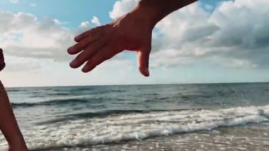 Baba, yardım ve aile göstergesi olarak oğluna elini uzatır. Yüksek kalite 4k görüntü