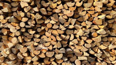 Düzgün istiflenmiş odun kütükleri eko-dostça ısıtmayı ve ev veya ülke ortamında rahat bir atmosfer yaratmayı sağlar.