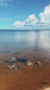 Berrak suları ve kayaları olan sakin bir sahil manzarası, doğa aşıkları için mükemmel.