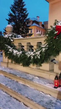 Büyüleyici tatil atmosferinde çok güzel dekorasyonlar var, özellikle de kardaki muhteşem bir Noel ağacı.