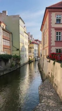 Sakin bir kanal sahnesinde, güzel bir günbatımında suların kenarına renkli ve canlı binalar dizilir.