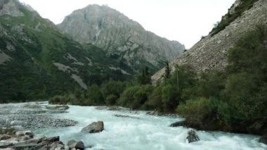 Şaşırtıcı derecede güzel bir dağ nehri, heybetli yüksek tepelerle çevrili, gür, canlı vadilerden yavaşça akar.