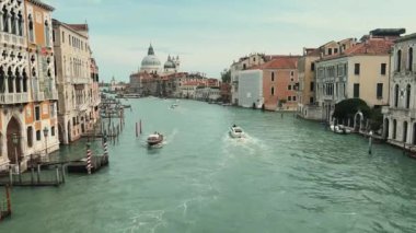 Venedik 'te büyüleyici ve pitoresk bir kanal sahnesi. Güzel tarihi binaların yanında renkli tekneler sergileniyor.