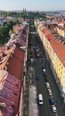 Bu hava görüntüsü, büyüleyici mimari ve yemyeşil alanlarla dolu canlı bir Avrupa caddesini vurguluyor.