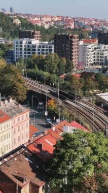 Prag 'da demiryolu rayları ve modern binaları olan çarpıcı bir şehir manzarası sergiliyor..