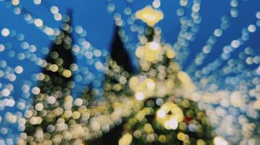 Büyülü ve şenlikli bir atmosfer oluşturan çok güzel bulanık bokeh ışıkları.