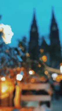 Bulanık tatil ışıkları ve çarpıcı bir zemin oluşturan ikonik kulelerle romantik bir akşam hayal edin.