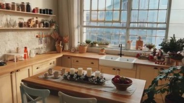 Doğal ışık, sıcak ahşap elementler ve büyüleyici mevsimsel aksanlarla dekore edilmiş güzel bir mutfak.