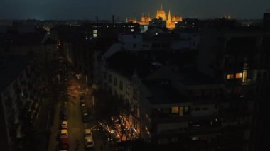 Çok hareketli bir şehir caddesinin nefes kesici bir gece manzarası güzel aydınlatılmış bir şehir simgesini sergiliyor.