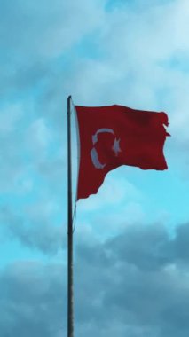 Canlı ve renkli bir Türk bayrağı gururla dalgalanıyor gökyüzündeki tüylü bulutların çarpıcı zeminine