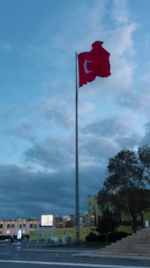 Çarpıcı ve büyüleyici bir Türk bayrağının dramatik bulutlu gökyüzüne karşı görkemli bir şekilde dalgalanmasının görüntüsü.