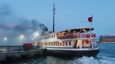 Günbatımında zarif bir feribot yanaşıyor, Istanbullar zengin ve canlı deniz mirası ve güzelliklerini sergiliyor.