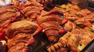 Çıtır kruvasan ve bir dizi tatlı pişmiş hamur işi içeren baştan çıkarıcı yeni yapılmış hamur işleri.