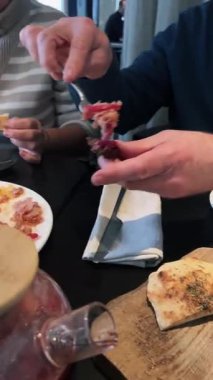 Yetenekli ellerin yemek hazırladığı, neşe ve lezzet paylaştığı sıcak ve davetkar bir yemek deneyimi.