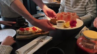 Lezzetli ve güzel bir brunch, sıcak ve davetkar bir yemek atmosferinde canlı ve taze yemekler sergiliyor.