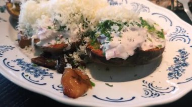 Çok güzel sunulmuş, taze ev yapımı kremalı, bol soslu, peynirli ve aromatik otlu bir yemek.