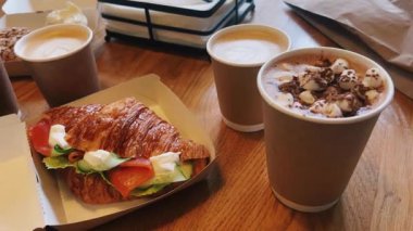 Sıcak içeceklerle dolu enfes bir kruvasan sandviçi de içeren lezzetli bir kahvaltıya katılın.