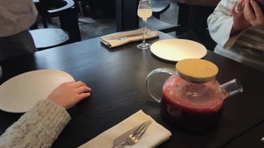 Enfes bir yemek deneyimi için bir sürahi enerjik içecek ve nefis sofra takımı olan zarif bir masa.