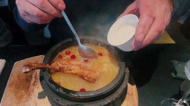 Lezzetli ve lezzetli bir tencere çorbası. İçi canlı süslerle dolu. Keyfini çıkarmak için buharı tüten sıcak bir çorba.