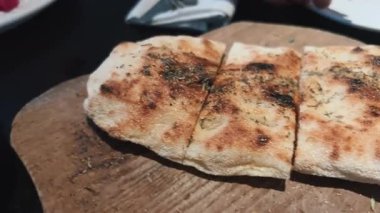 Çıtır çıtır, lezzetli, taze pişmiş ve serpilmiş ekmek, yemeğiniz için mükemmel bir aperatiftir.