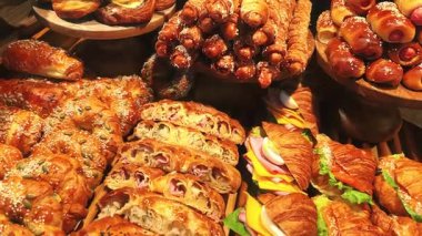 Gelin ve her özel gün için mükemmel güzel pişmiş hamur işleri seçin.