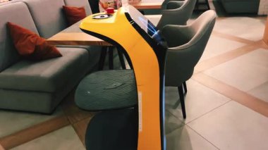Lokantalarda kusursuz ve keyifli yemek deneyimleri için tasarlanmış modern bir robot servis istasyonu.