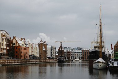 Güzel mimari Gdansk, Polonya ile çevrili, büyüleyici bir rıhtımda dinlenen tarihi gemilerin huzurlu ve huzurlu manzarası.