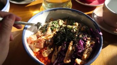 Bu renkli yemek taze sebzeler ve yerel proteinleri içeriyor, modaya uygun ve popüler Asya mutfağı tarzını yansıtıyor