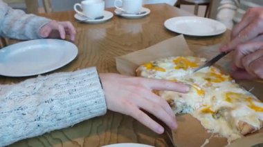 Harika bir dilim pizzanın tadını çıkarıyorum. Sıcak bir kahvenin yanında samimi bir kafede harika arkadaşlarla.