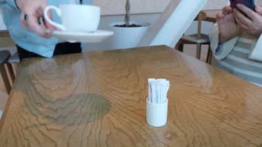 Zarif ve şık bir kafe sahnesi. Minimalist bir masa ve çeşitli baharatlar var.