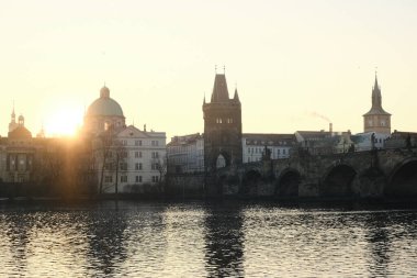 Prag 'ın gün batımında ufuk çizgisi nefes kesici, tarihi mimarisini ve sakin sularını vurguluyor.