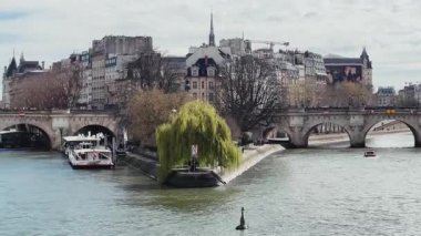 Muhteşem Seine Nehri manzarası Paris 'teki ikonik köprülerini ve canlı yeşilliğini vurguluyor.