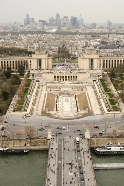 Bu çarpıcı hava manzarası Seine Nehri boyunca Paris 'in ünlü bir simgesini yakalıyor. Şehir yaşamını güzellikle gözler önüne seriyor.