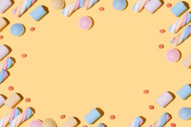 Sarı ve pembe arka planda şeker deseni