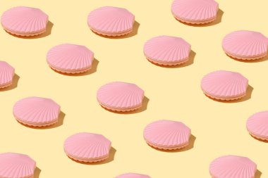 Sarı arkaplan üzerinde pembe kabuk deseni