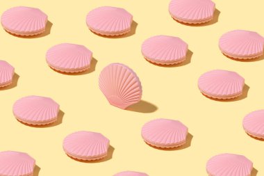 Açık sarı zemin üzerinde pembe kabuklar