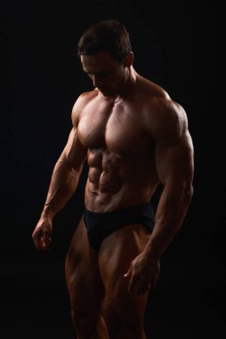 Spor salonunda yakışıklı vücut geliştirmeci