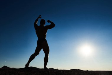 Kollarını kaldırmış güçlü bir adam