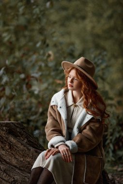 Parktaki şapkalı kadın.