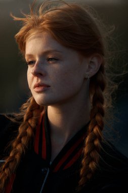 Açık havada kırmızı elbiseli güzel bir kadın.