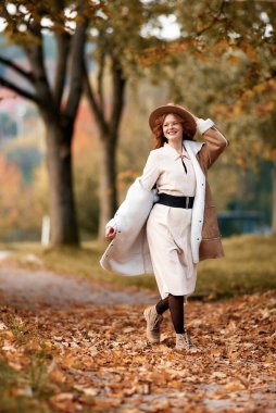 Sonbahar parkında mutlu bir kadının portresi