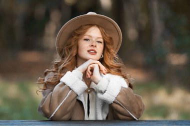 Şapkalı güzel kızıl kadın.