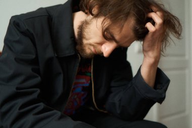 Gri arka planda siyah gömlekli genç adam. yüksek kaliteli fotoğraf